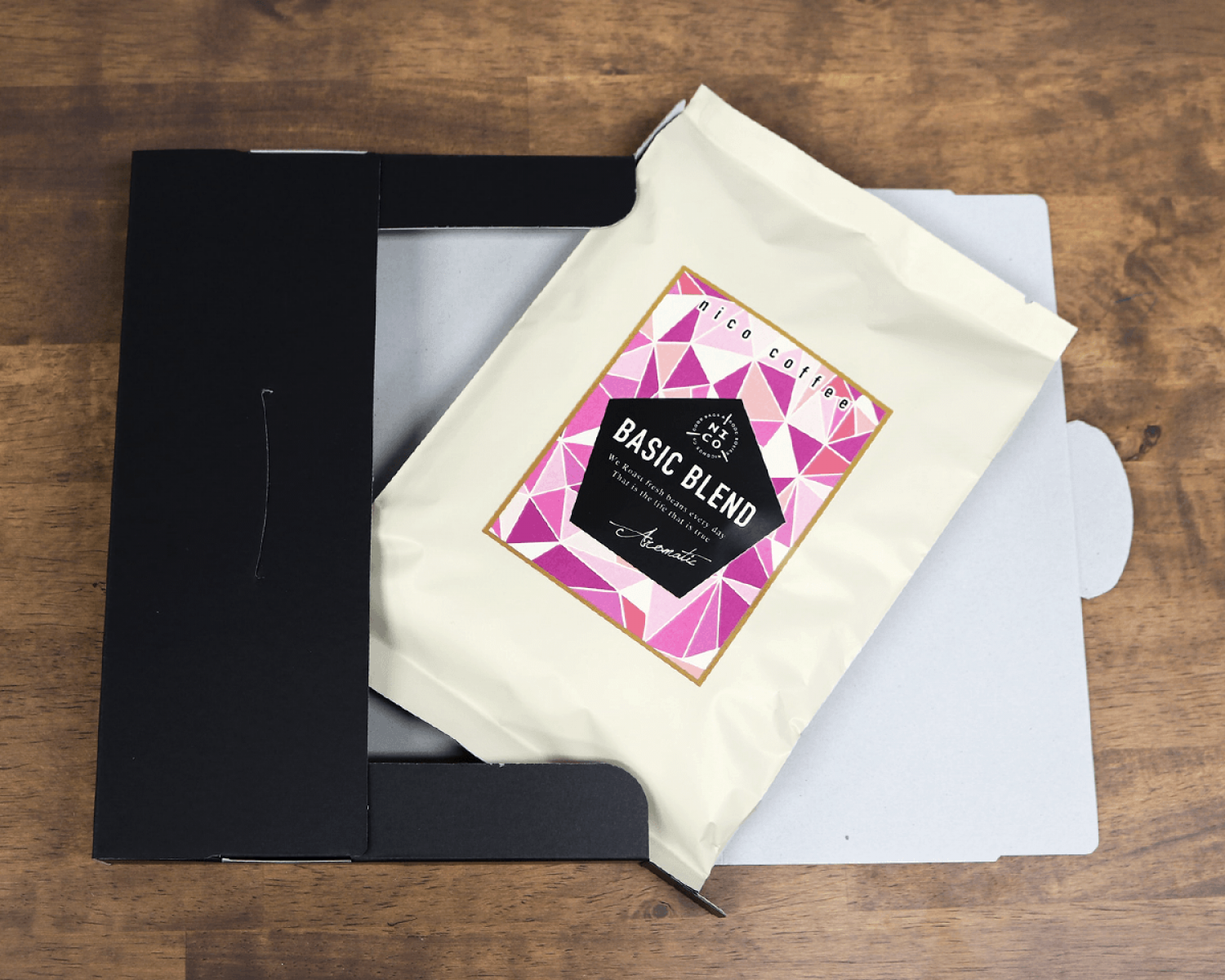 材質はアルミ蒸着を使用。ある程度の遮光性があります。